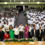 ENTREGAN GORROS DE CHEF Y CERTIFICADOS DEL CONOCER EN LA FCA