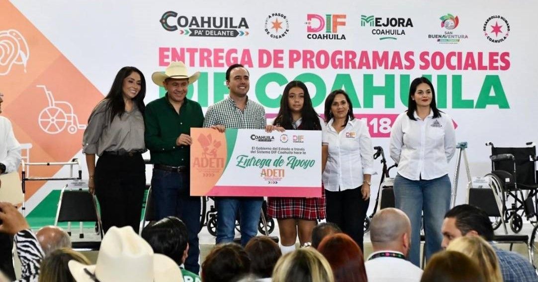ENTREGA GOBERNADOR APARATOS ORTOPÉDICOS, AUDITIVOS Y BECAS A ESTUDIANTES DE LA REGIÓN CENTRO DE COAHUILA