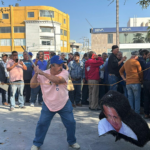 MONCLOVA: OBREROS DE AHMSA USAN EFIGIES DE ALONSO ANCIRA Y LÍDER SINDICAL COMO PIÑATA