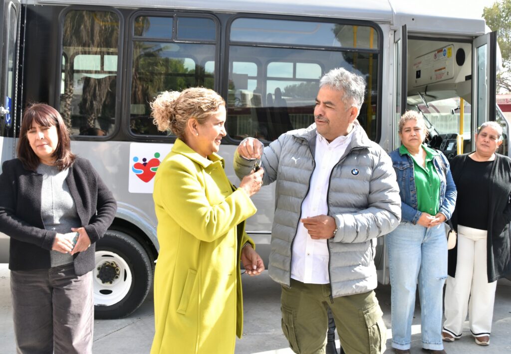 ENTREGA VÍCTOR LEIJA UNIDADES PARA DIF DE CUATRO CIÉNEGAS
