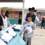 ENTREGA DIF SABINAS UNIFORMES ESCOLARES DE INVIERNO EN ESCUELA RURAL