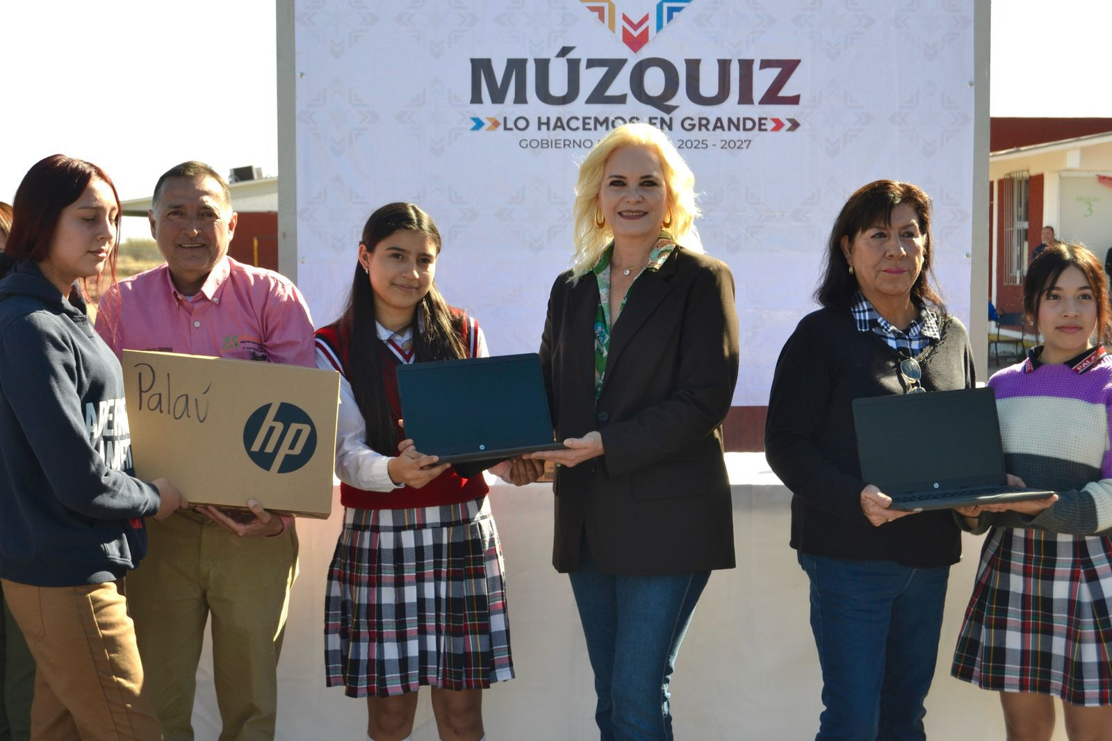 LA ALCALDESA LAURA JIMÉNEZ GUTIÉRREZ DONÓ 10 COMPUTADORAS AL CETYTEC ÁLVARO OBREGÓN DE PALAÚ