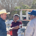 ALCALDE DE SAN BUENAVENTURA LLEVA APOYOS AL EJIDO SAN ANTONIO DE LA CASCADA