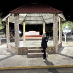 LA ALCALDESA DE MÚZQUIZ, LAURA JIMÉNEZ, SUPERVISA LA NUEVA ILUMINACIÓN EN LA PLAZA DEL EJIDO LA MOTA.