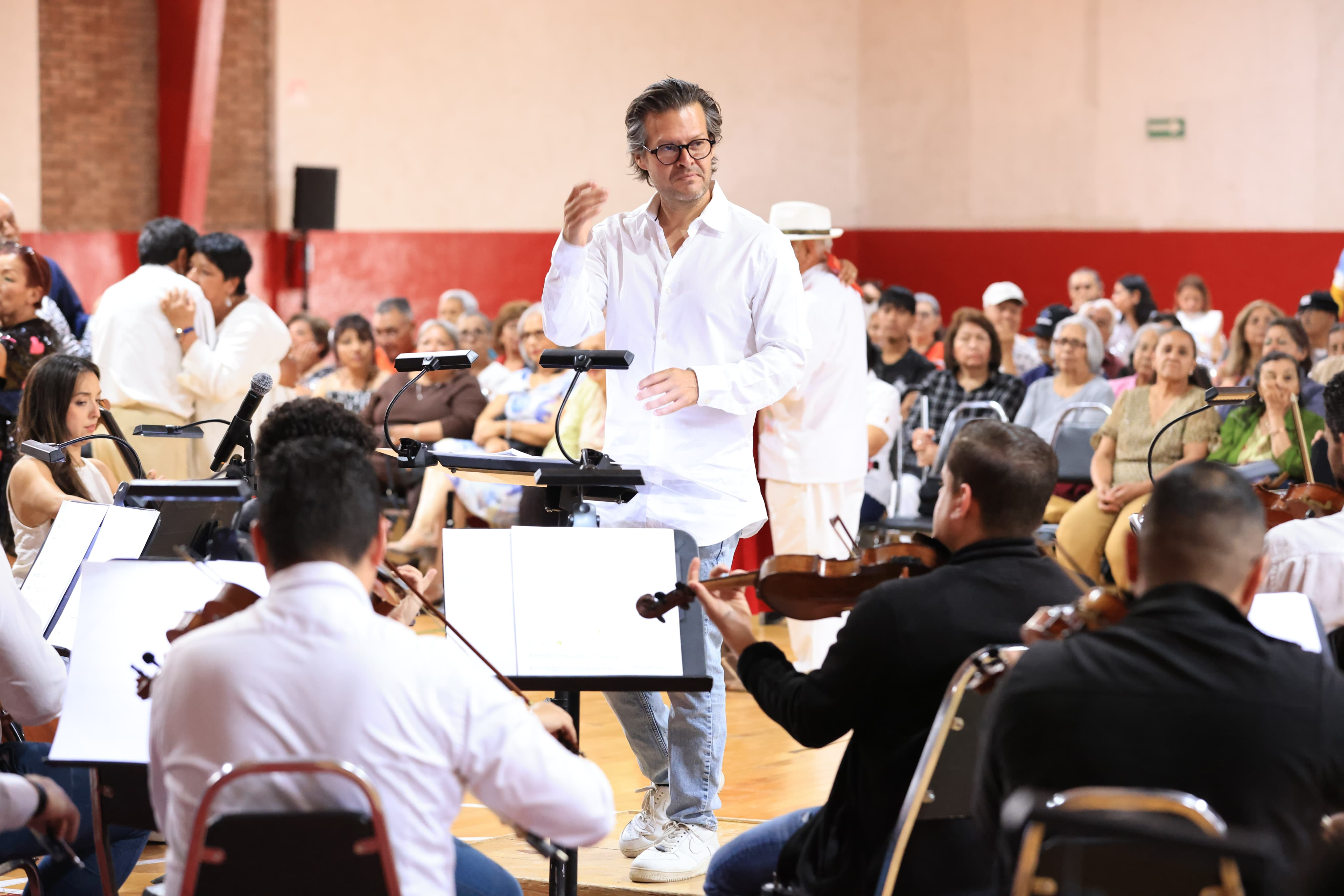 LLEGA A «LA MAQUINITA» LA ORQUESTA FILARMÓNICA DEL DESIERTO