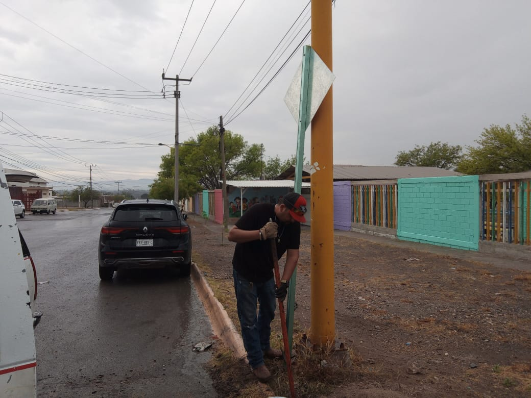 INSTALAN SEÑALIZACIÓN EN VIALIDADES DE CASTAÑOS