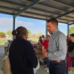 EL ALCALDE DE SAN BUENAVENTURA, HUGO LOZANO, LLEVA EL MERCADITO MEJORA A LA COLONIA 18 DE FEBRERO