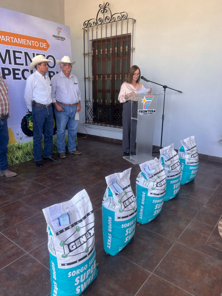 LA ALCALDESA DE FRONTERA, SARI PÉREZ CANTÚ, ENTREGA BENEFICIOS A PRODUCTORES DEL CAMPO A TRAVÉS DEL PROGRAMA DE SEMILLA DE SORGO FORRAJERO