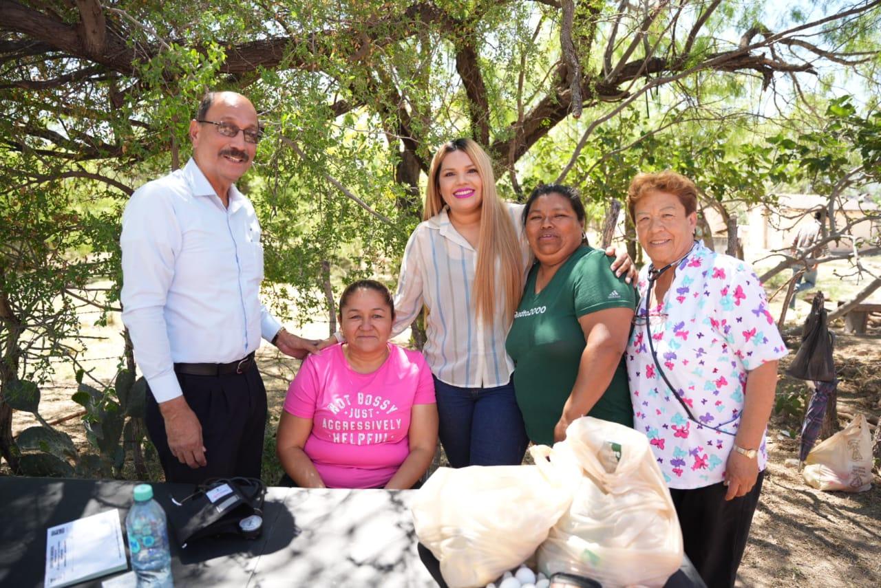 ATIENDEN YESICA SIFUENTES Y MEJORA COAHUILA A HABITANTES DEL EJIDO JOYA Y BAJÁN