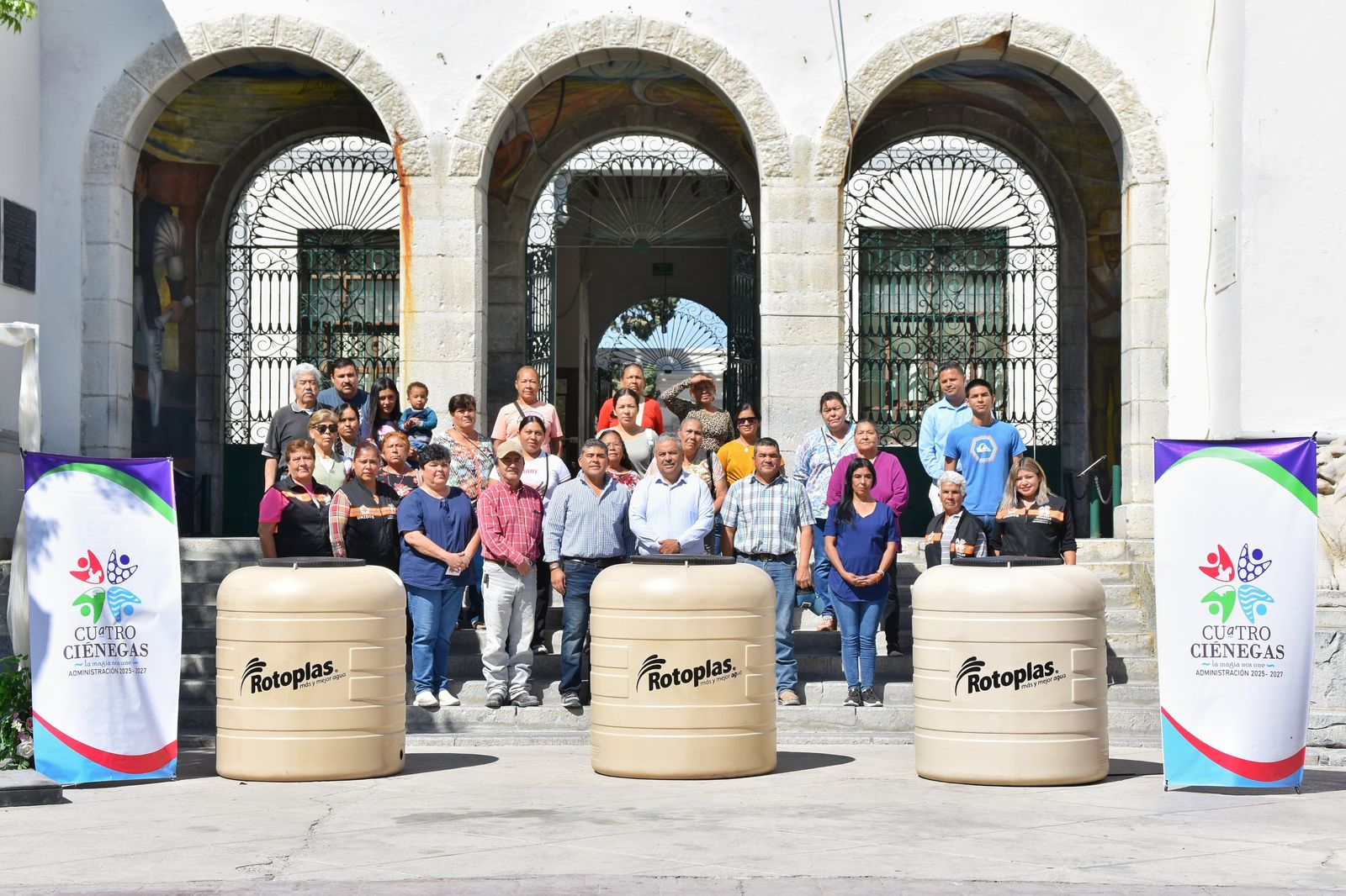 ENTREGA VÍCTOR LEIJA 70 TINACOS SUBSIDIADOS A FAMILIAS DE CUATRO CIÉNEGAS