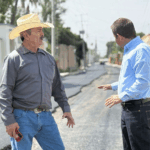 SUPERVISAN AVANCE DE PAVIMENTACIÓN EN CALLE ITURBIDE DE SAN BUENAVENTURA