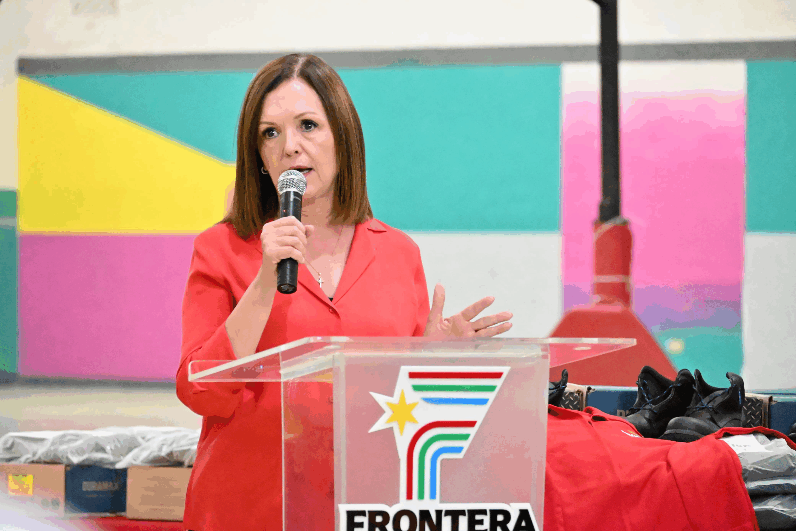SARI PÉREZ CUMPLE: ENTREGA UNIFORMES Y HERRAMIENTAS A SERVICIOS PRIMARIOS