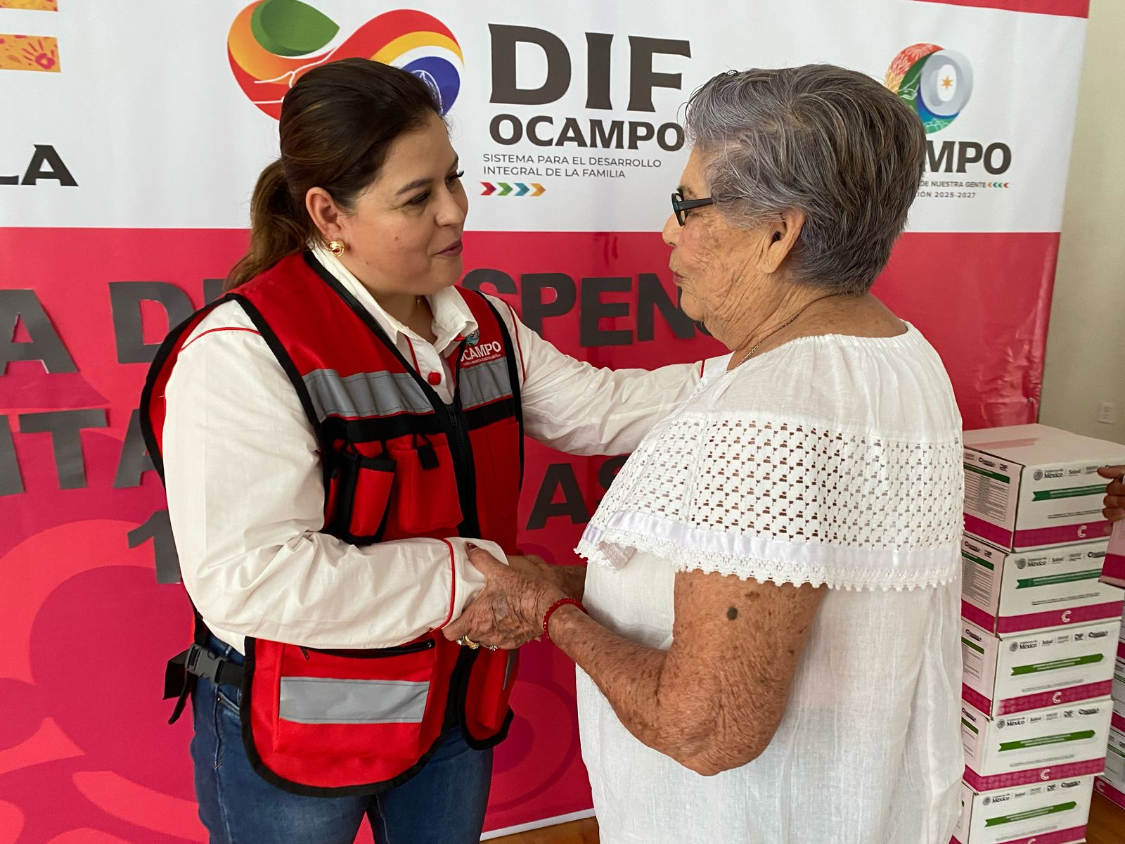 LA ALCALDESA ADRIANA VALDÉZ ENCABEZA ENTREGA DE APOYOS ALIMENTARIOS EN OCAMPO