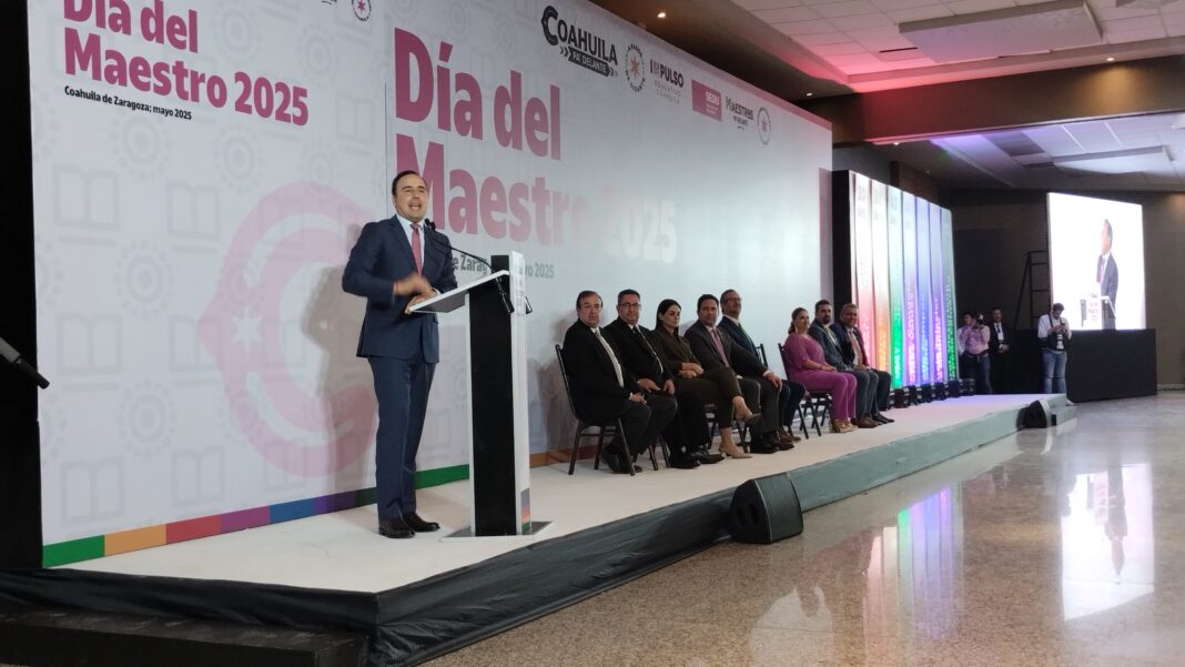 RECONOCE EL GOBERNADOR MANOLO JIMÉNEZ LA LABOR DE DOCENTES CON DÉCADAS DE SERVICIO EN COAHUILA