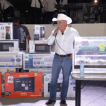 CHANO DÍAZ CELEBRA A LOS MAESTROS DE SABINAS CON GRAN FESTEJO Y REGALOS