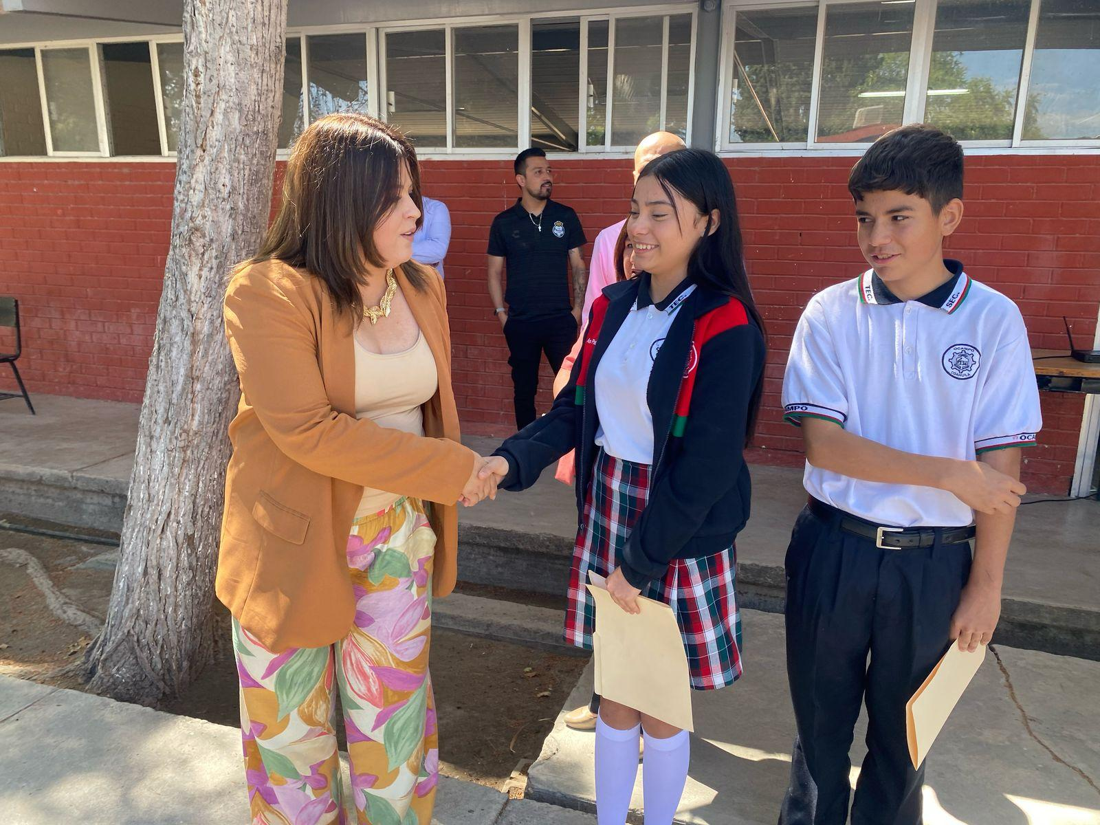 ALCALDESA ADRIANA VALDÉZ REAFIRMA SU COMPROMISO CON LA EDUCACIÓN EN ACTO CÍVICO DE LA SECUNDARIA TÉCNICA #34