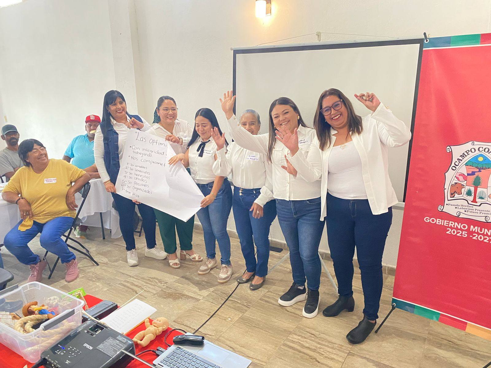 ADRIANA VALDÉZ IMPULSA LA PROFESIONALIZACIÓN DEL SERVICIO PÚBLICO EN LAGUNA DEL REY
