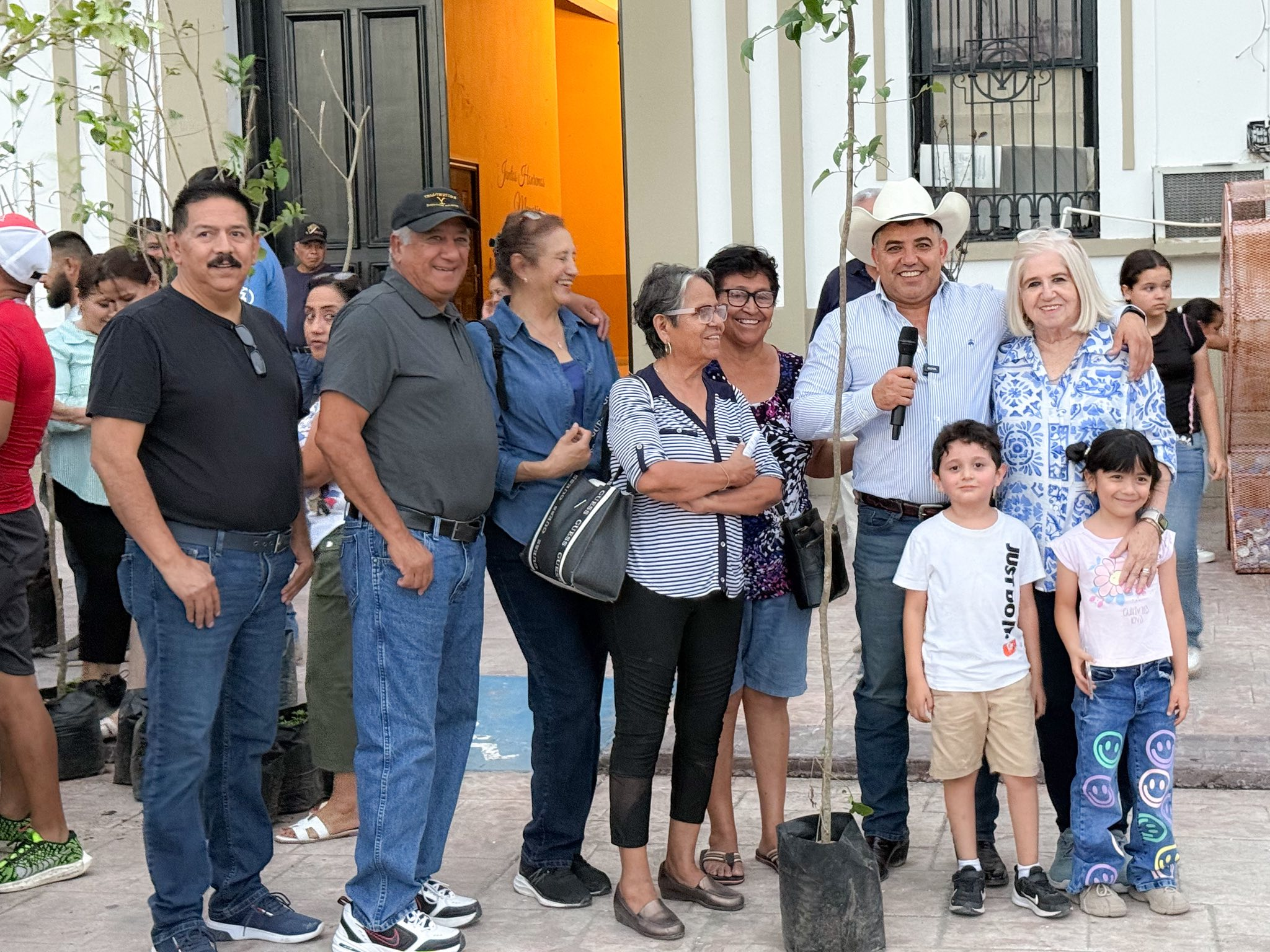 INICIA ALCALDE DE SABINAS ENTREGA DE ÁRBOLES Y BOTES DE BASURA PARA UN MUNICIPIO MÁS LIMPIO Y VERDE