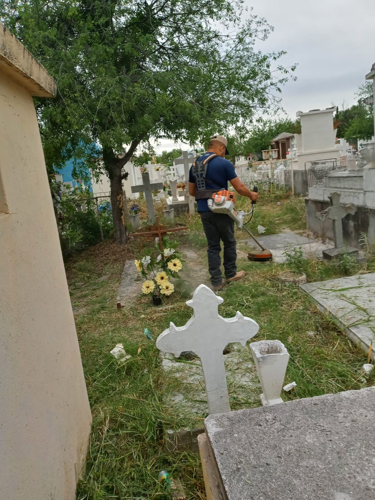 LIMPIAN PANTEONES DE MÚZQUIZ EN VÍSPERAS DEL DÍA DE LAS MADRES