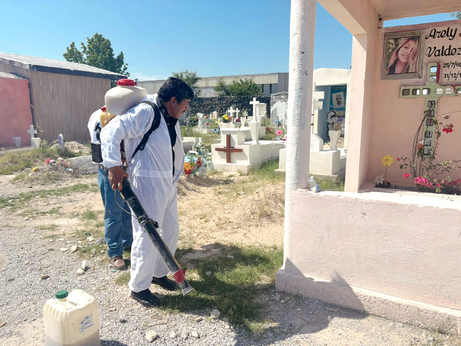 OPERATIVO DE LIMPIEZA Y SALUD EN PANTEONES POR DÍA DE LAS MADRES