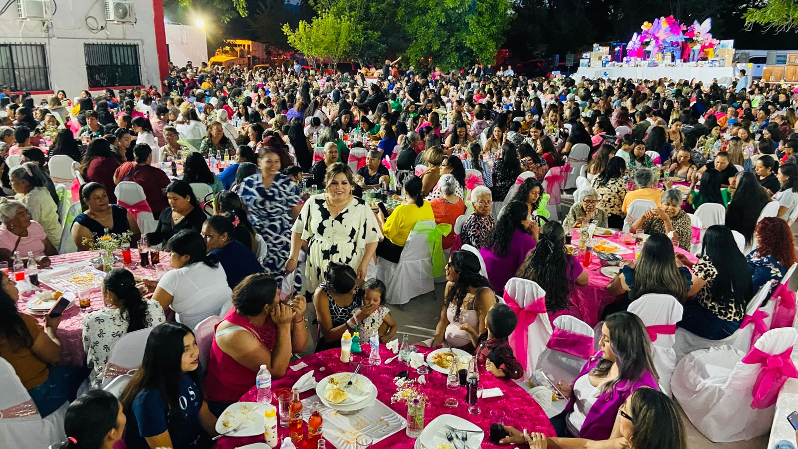 OCAMPO SE LLENA DE AMOR Y SONRISAS: ADRIANA VALDÉZ CONSIENTE A LAS MAMÁS EN EL FESTEJO DEL DÍA DE LAS MADRES. #2