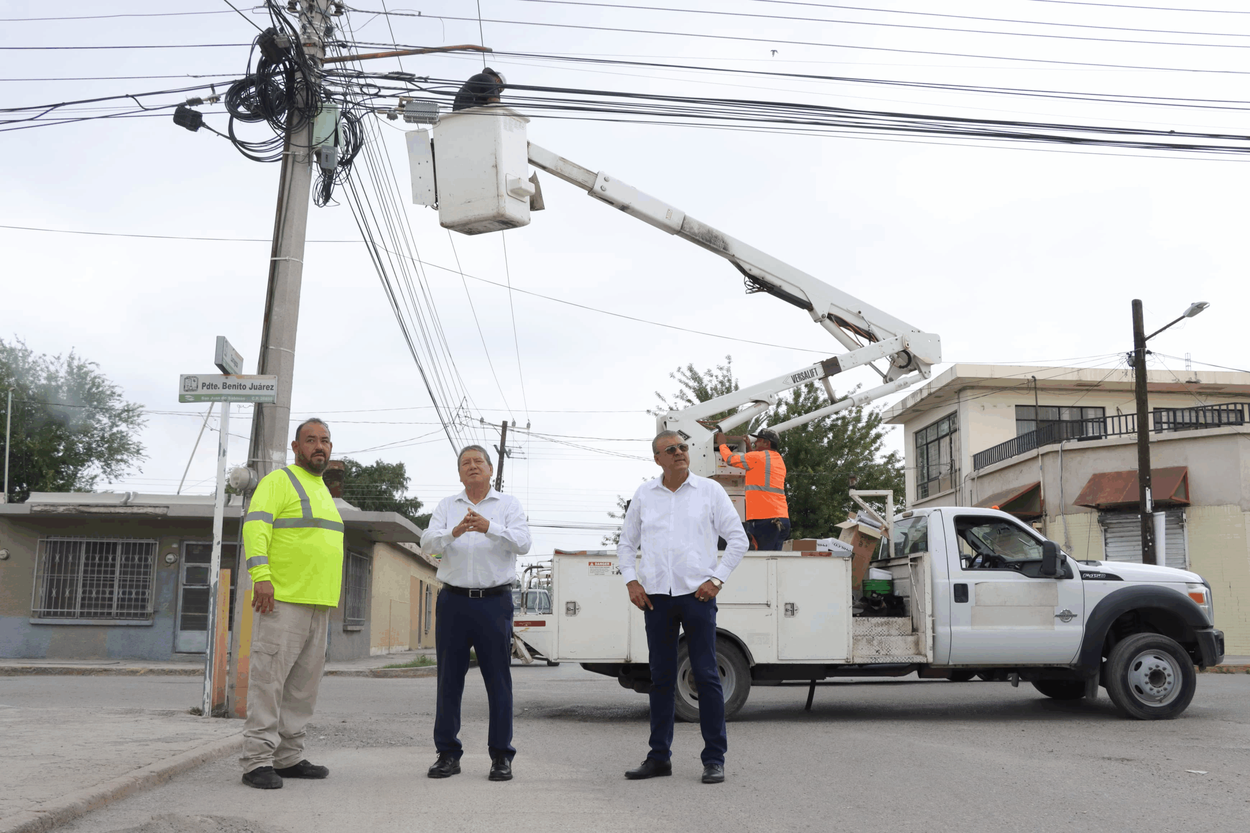 SUPERVISA ÓSCAR RÍOS INSTALACIÓN DE MÁS LUMINARIAS LED