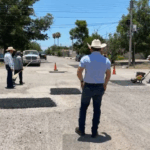 ALCALDE CHANO DÍAZ SUPERVISA LABORES DE BACHEO Y LIMPIEZA EN LA COLONIA FRANCISCO VILLA DE SABINAS