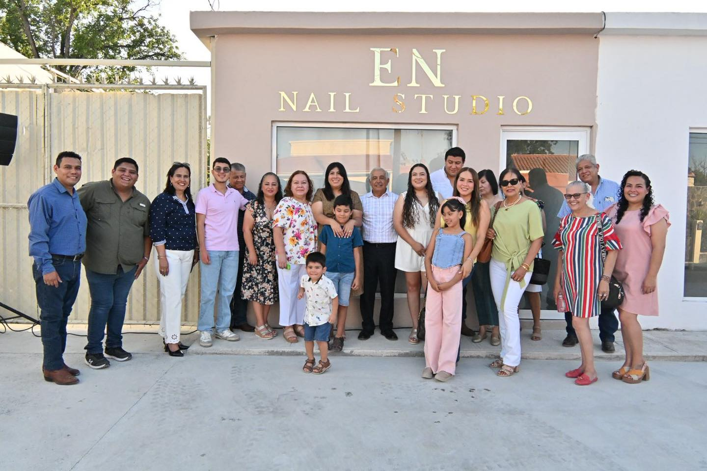 INAUGURAN NAIL STUDIO EN SAN BUENAVENTURA CON APOYO DEL ALCALDE HUGO LOZANO