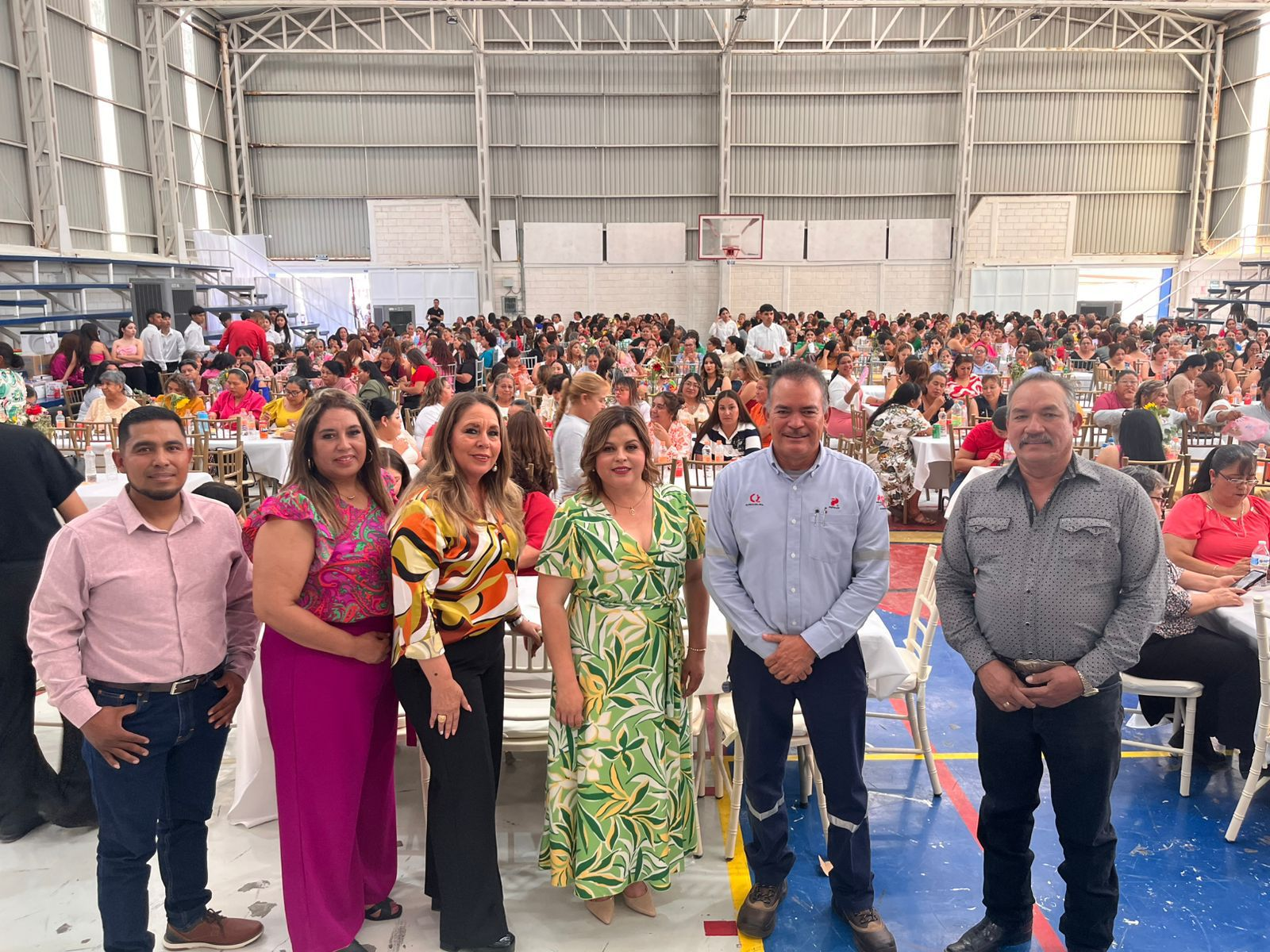 LA ALCALDESA ADRIANA VALDÉZ FESTEJA CON LAS MAMÁS DE LAGUNA DEL REY EN UN EMOTIVO Y ALEGRE EVENTO
