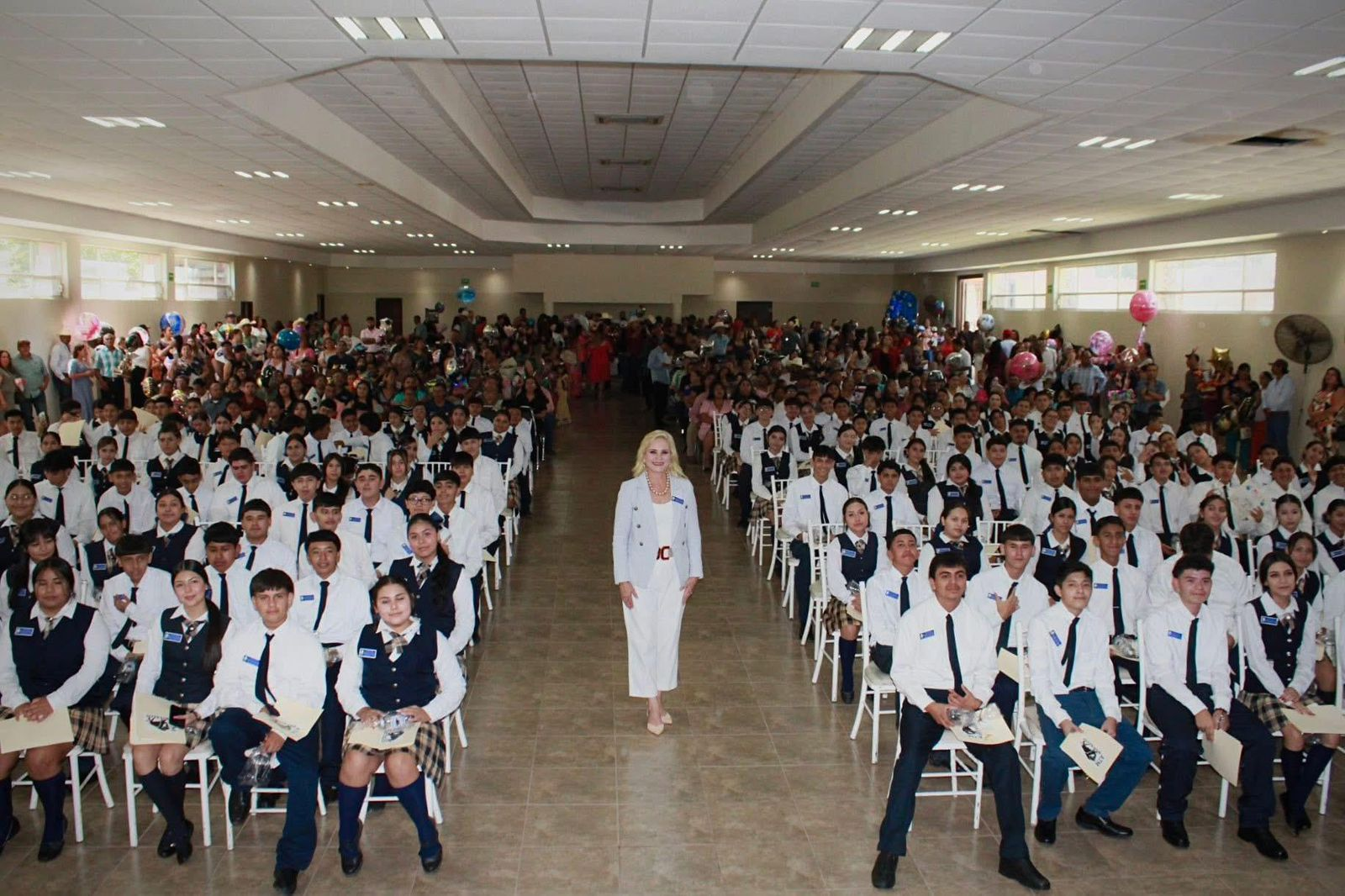 AMADRINA LAURA JIMÉNEZ A ALUMNOS GRADUADOS DE LA ESCUELA SECUNDARIA DEL ESTADO AGUSTÍN TERRAZAS MENCHACA