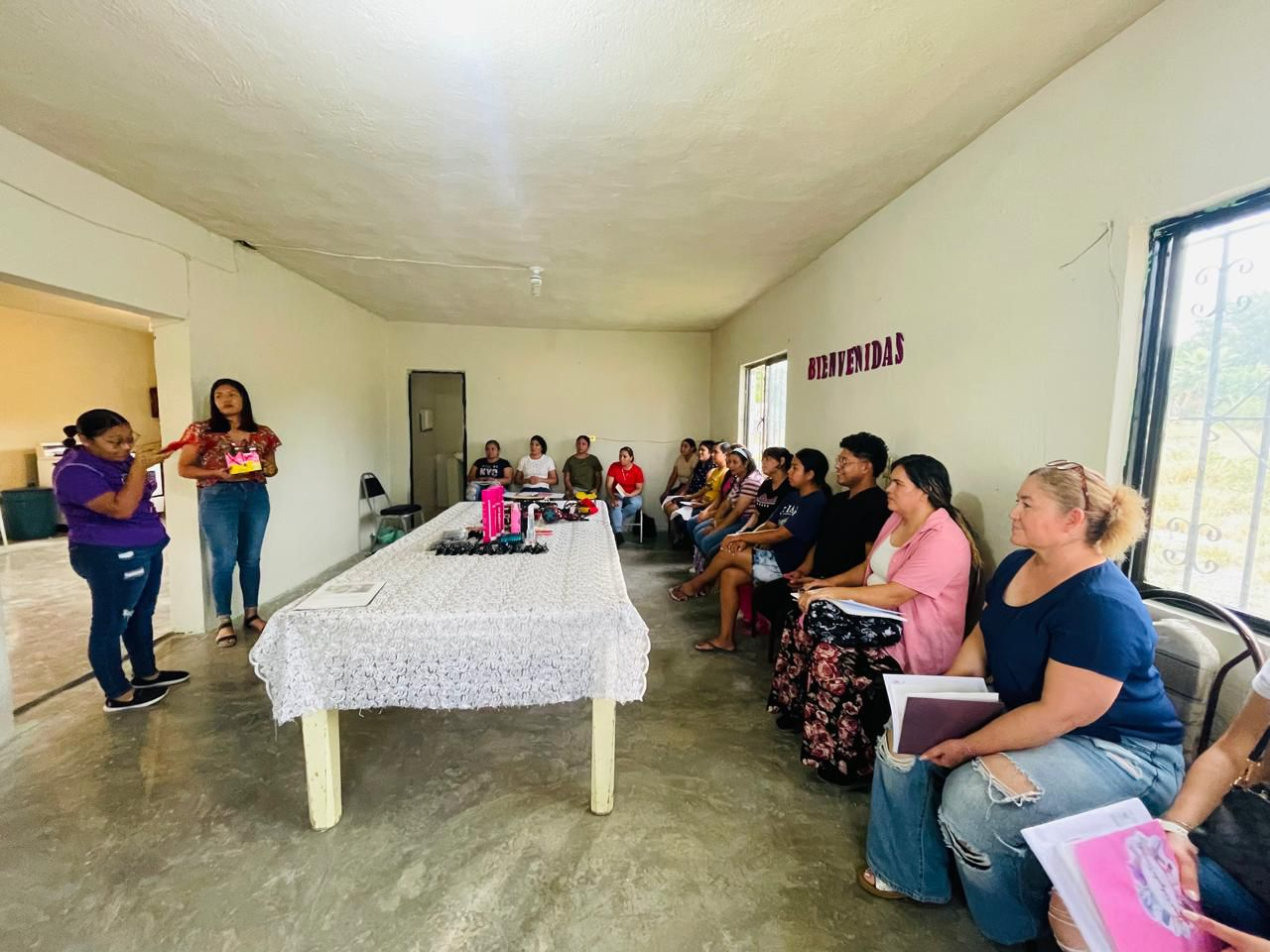 ADRIANA VALDÉZ IMPULSA EL AUTOEMPLEO CON EL CURSO DE BELLEZA PARA MUJERES.