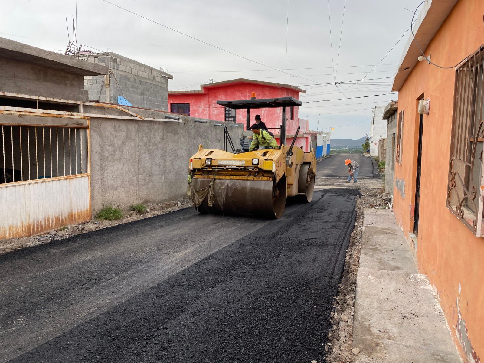 AVANZAN OBRAS DE PAVIMENTACIÓN EN PARRAS