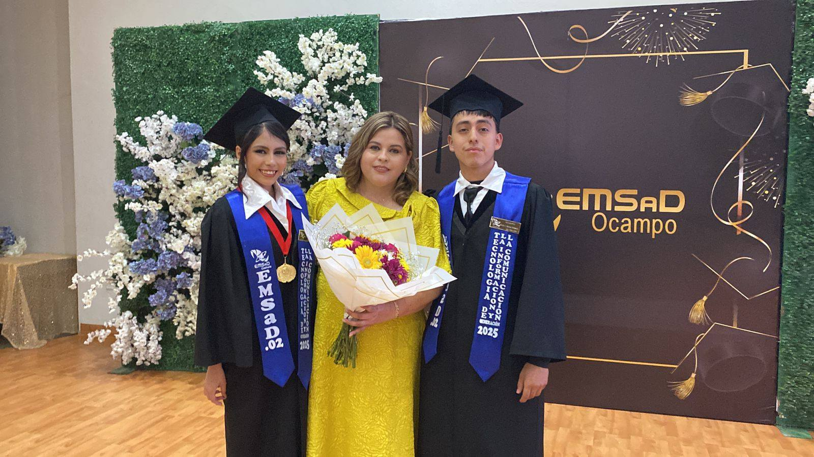 ADRIANA VALDÉZ ENTREGA MEDALLA AL MÉRITO ACADÉMICO Y APADRINA GENERACIÓN DEL EMSAD RAÚL TOD ESTRADA.