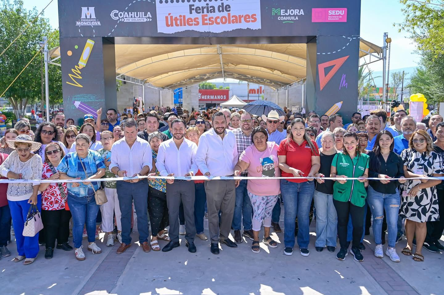 CARLOS VILLARREAL RESPALDA ECONOMÍA FAMILIAR CON LA FERIA DE ÚTILES ESCOLARES