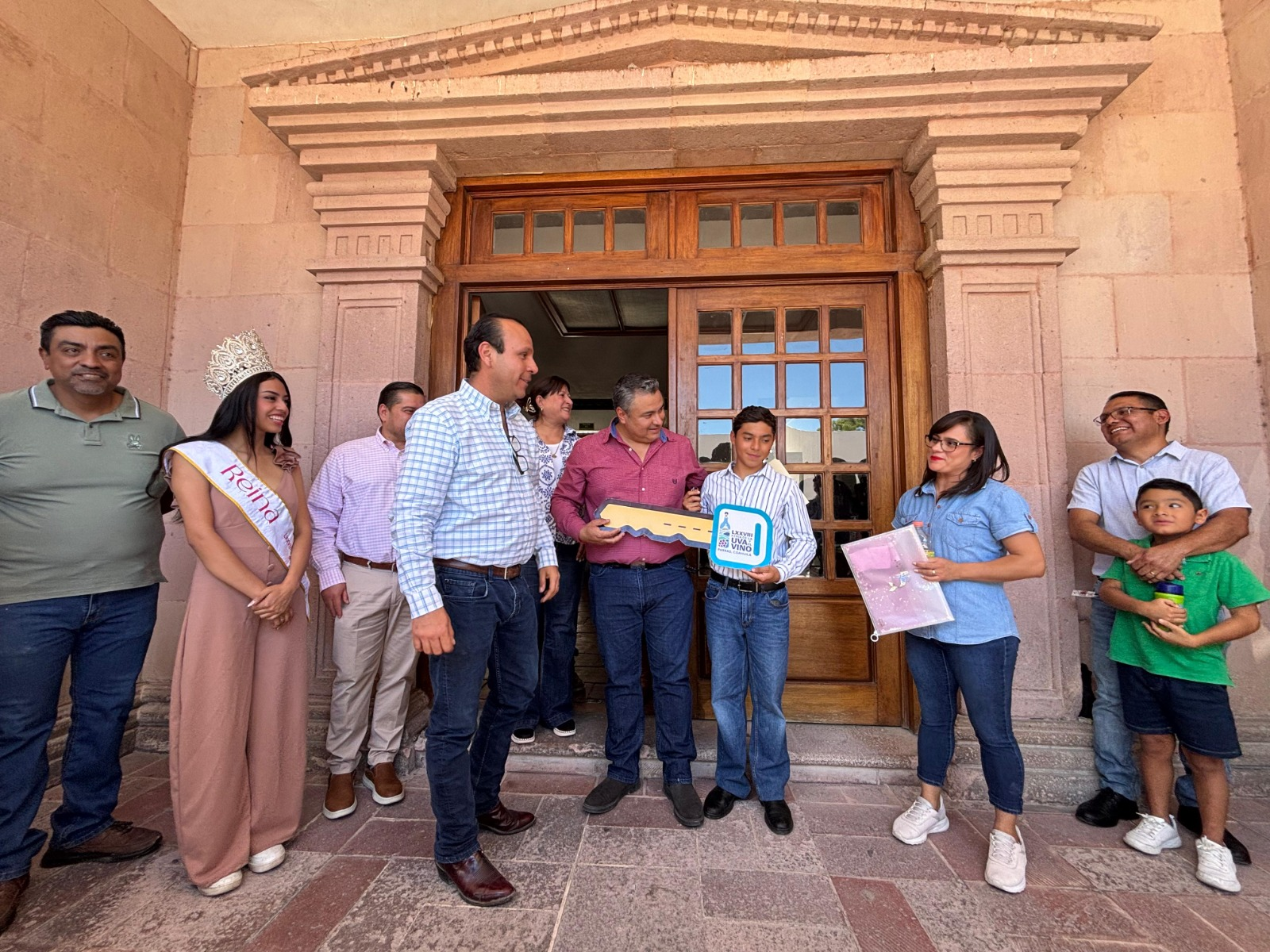 ENTREGAN AUTO A GANADOR EN SORTEO DE LA CLAUSURA DE LA FERIA DE LA UVA Y EL VINO