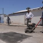 SUPERVISA ALCALDE DE SAN JUAN DE SABINAS TRABAJOS DE BACHEO CON NUEVA TECNOLOGÍA