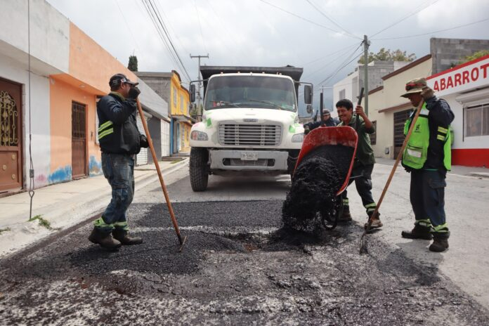 REFUERZAN LABORES DE BACHEO EN SALTILLO CON APLICACIÓN DE SELLA GRIETAS