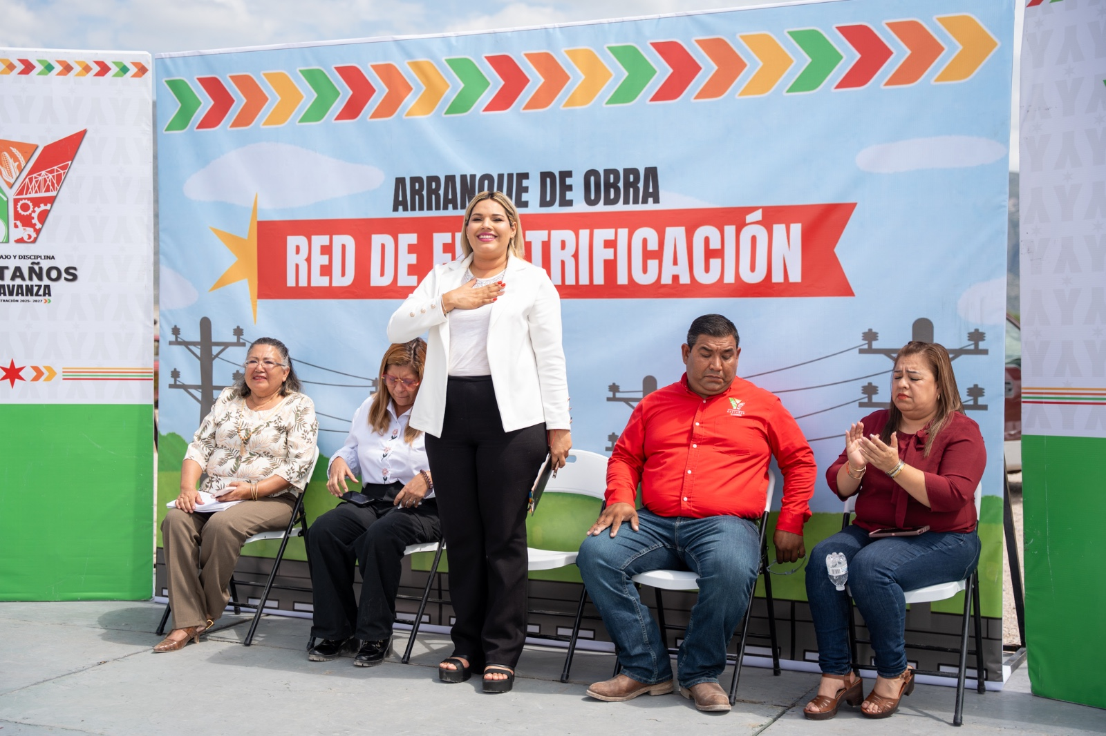 ARRANCA YESICA SIFUENTES OBRA DE ELECTRIFICACIÓN EN LA COLONIA SANTA CECILIA