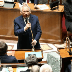 PARLAMENTO DE FRANCIA DESTITUYE A PRIMER MINISTRO BAYROU