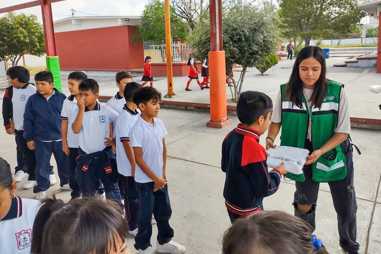 CONTINÚA ENTREGA DE CUADERNOS Y ÚTILES ESCOLARES EN RAMOS ARIZPE