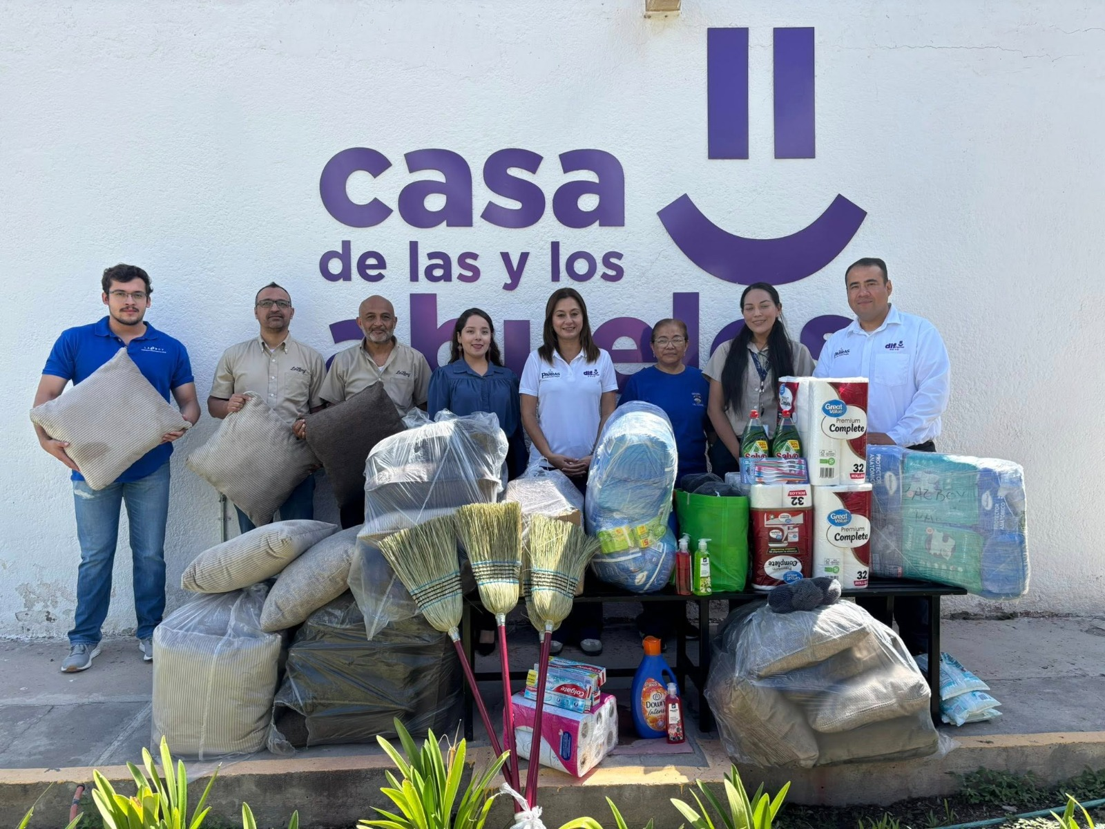 ENTREGA LAZBOY DONATIVO A LA CASA DE LAS Y LOS ABUELOS
