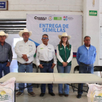 IMPULSA VÍCTOR LEIJA EL DESARROLLO DEL CAMPO DE CUATRO CIÉNEGAS CON ENTREGA DE SEMILLA DE AVENA