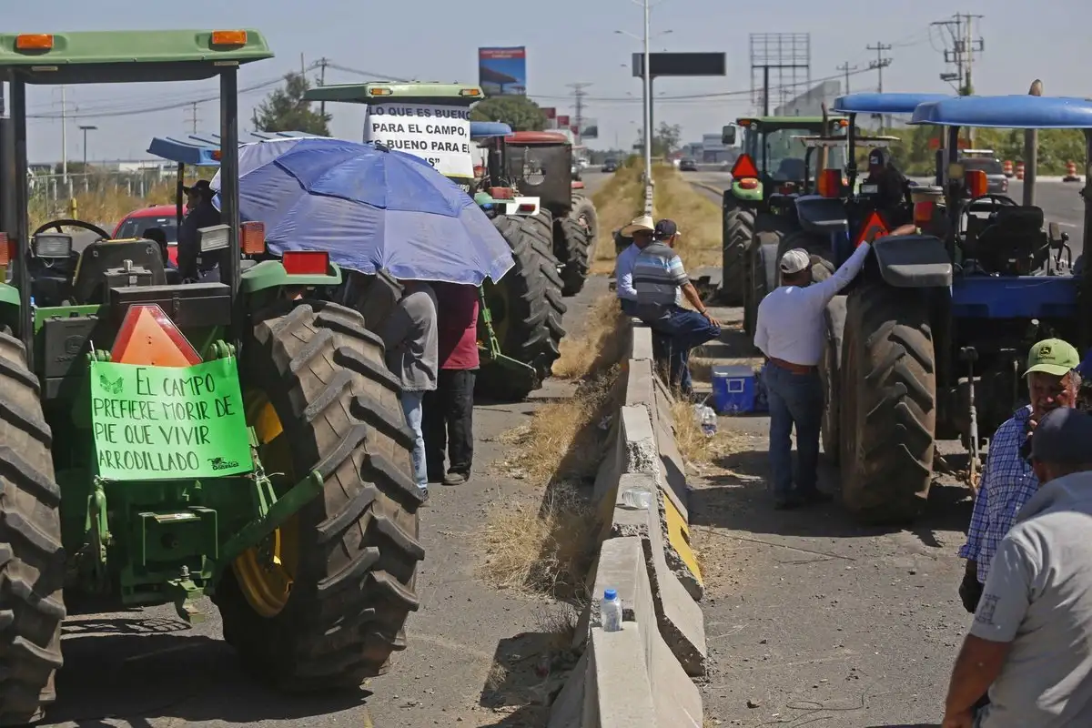 PRODUCTORES RECHAZAN OFERTA DEL GOBIERNO; PERSISTEN BLOQUEOS EN DIVERSAS ENTIDADES