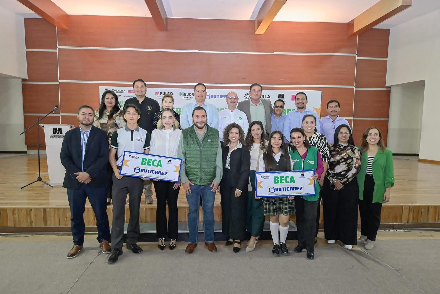CARLOS VILLARREAL Y SUPER GUTIÉRREZ ENTREGAN 400 BECAS A ESTUDIANTES