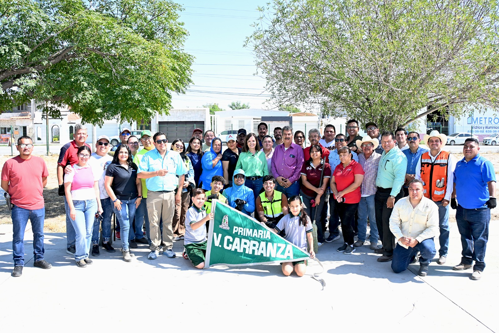 CON ESCOBA Y AZADÓN, SARI LIDERA LIMPIEZA EN LA ESCUELA VENUSTIANO CARRANZA