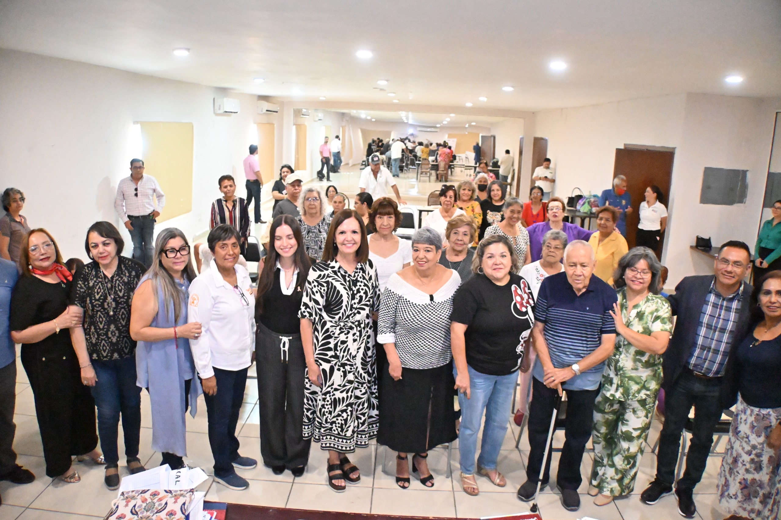 SARI PÉREZ SE REÚNE CON MAESTRAS Y MAESTROS JUBILADOS Y PENSIONADOS DE FRONTERA