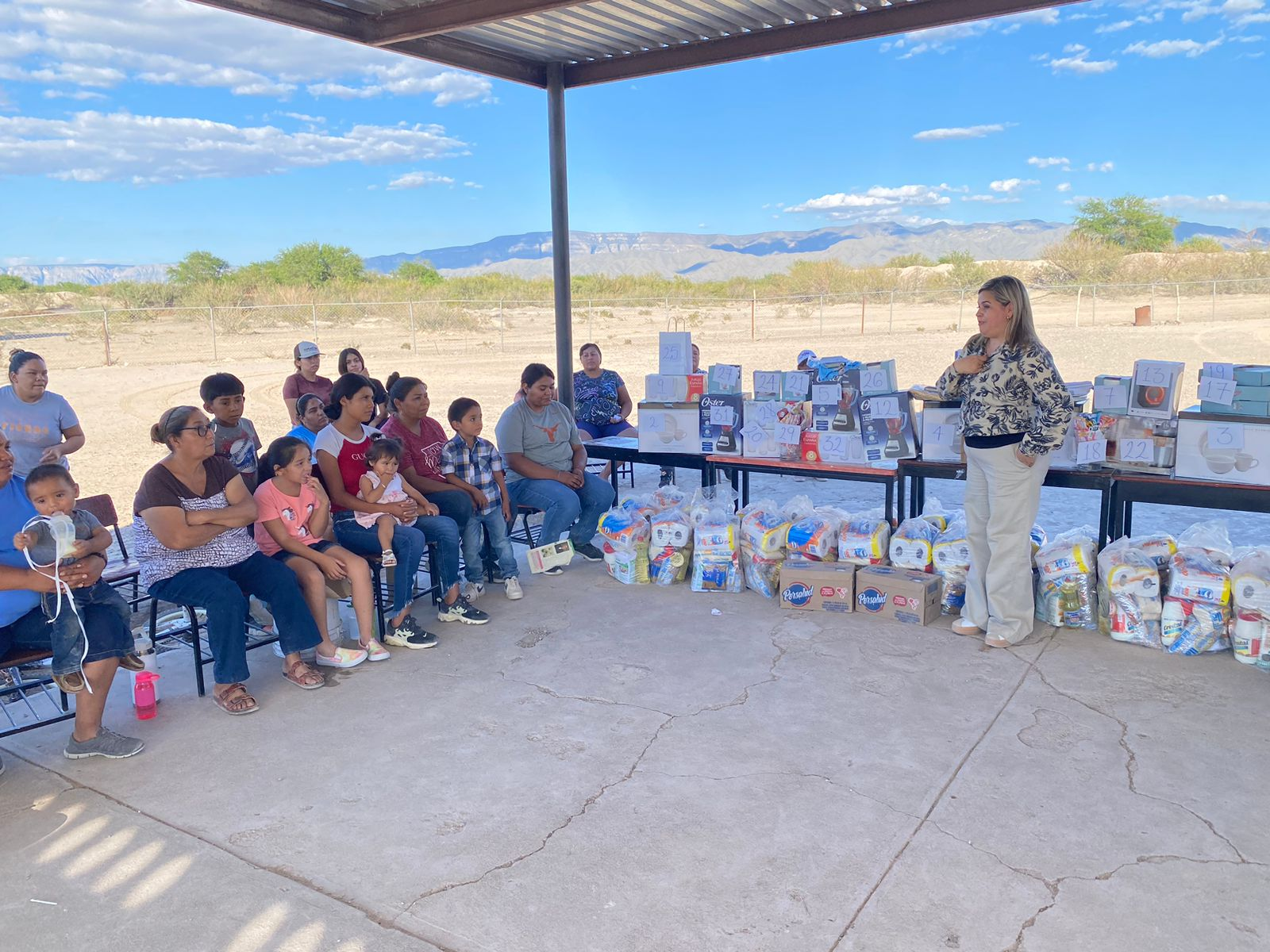 CUMPLE ADRIANA VALDÉZ COMPROMISO CON LAS FAMILIAS DEL EJIDO EUTIMIAS.