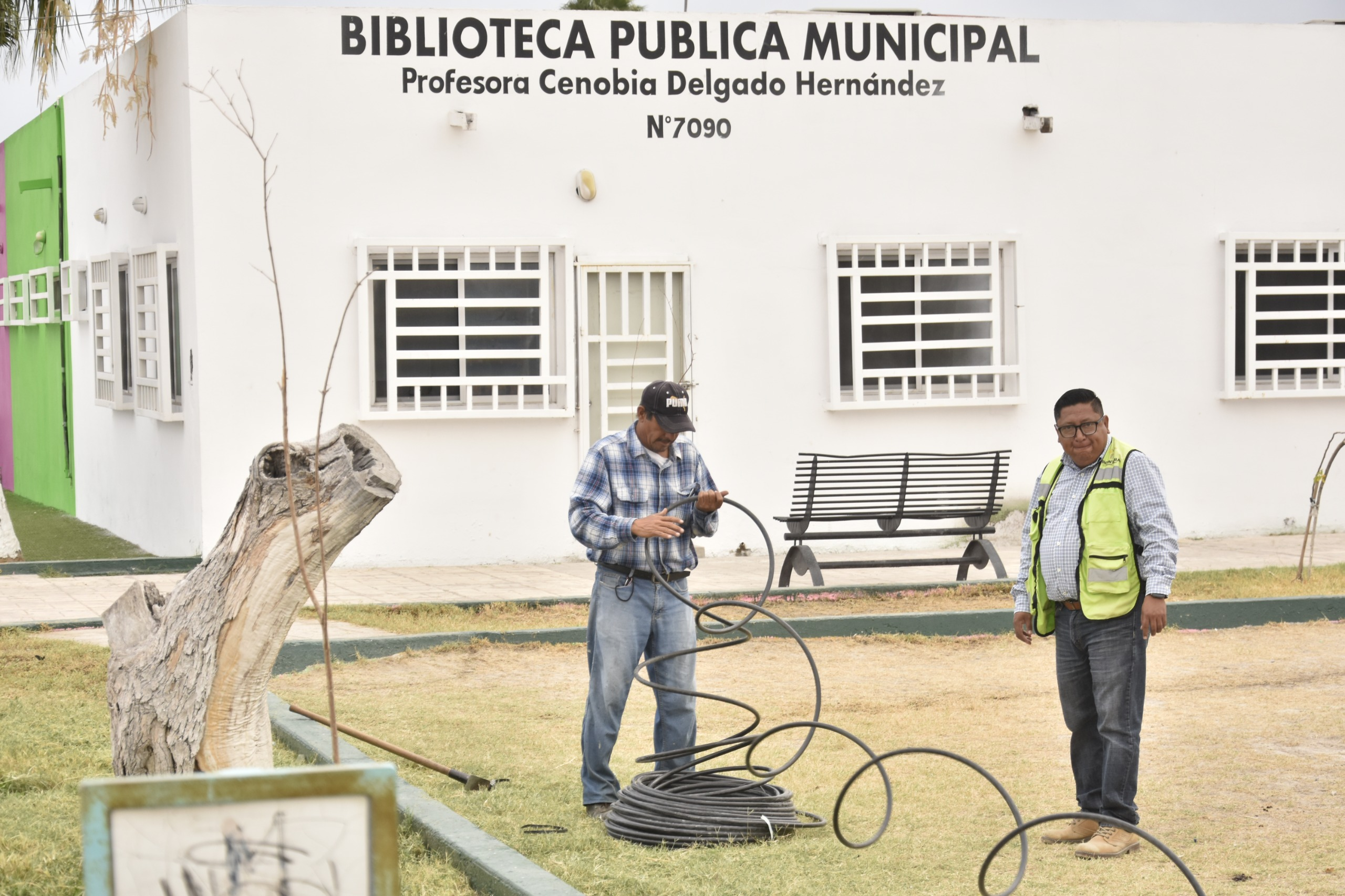 SUPERVISA SARI  INSTALACIÓN DE SISTEMA DE RIEGO EN LA PLAZA DE LA COLONIA BORJA