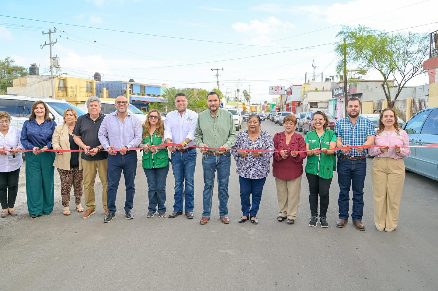 CARLOS VILLARREAL ENTREGA OBRA DE RECARPETEO EN LA COLONIA MIRAVALLE