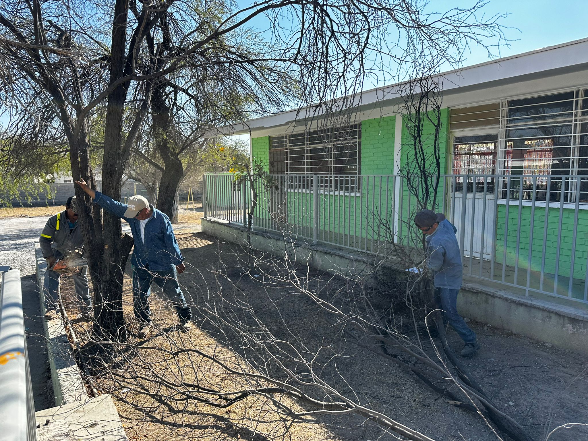 YESICA SIFUENTES REFUERZA EL BIENESTAR ESCOLAR CON JORNADA DE LIMPIEZA EN LA ESCUELA RAFAEL CEPEDA